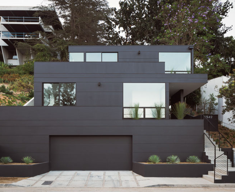 Μια κατοικία με μαύρη πρόσοψη