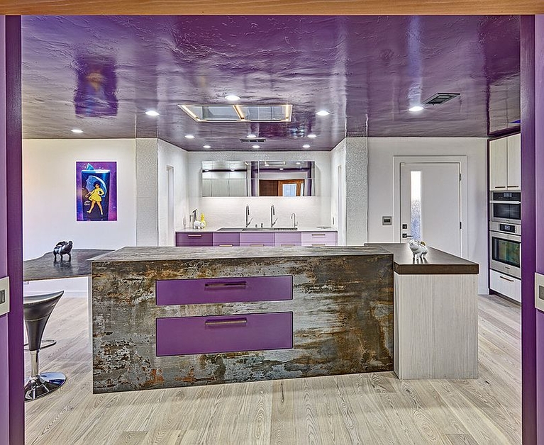 Purple colours in the kitchen