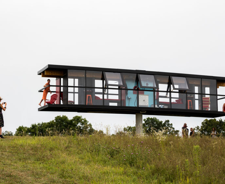 Α Modern House that Spins and Tilts