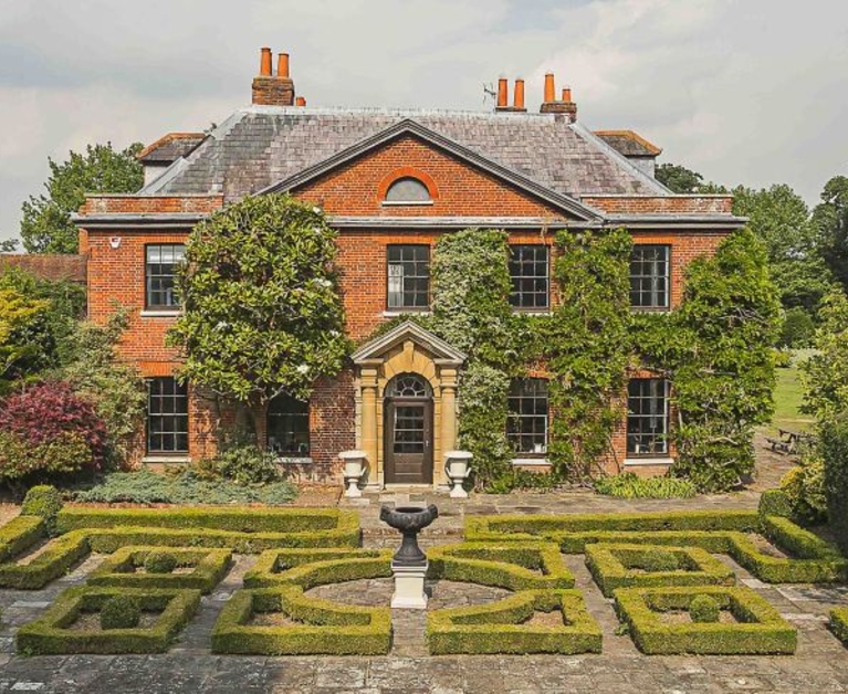 12-bedroom country house