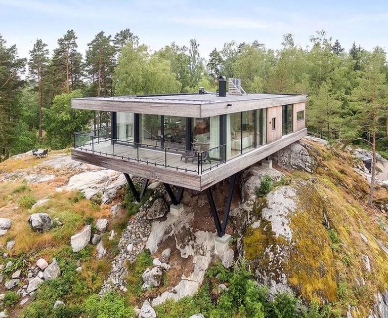 ‘Floating’ modern home offers stunning cliffside views