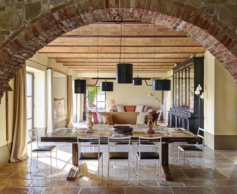 A captivating farmhouse in the Tuscan countryside