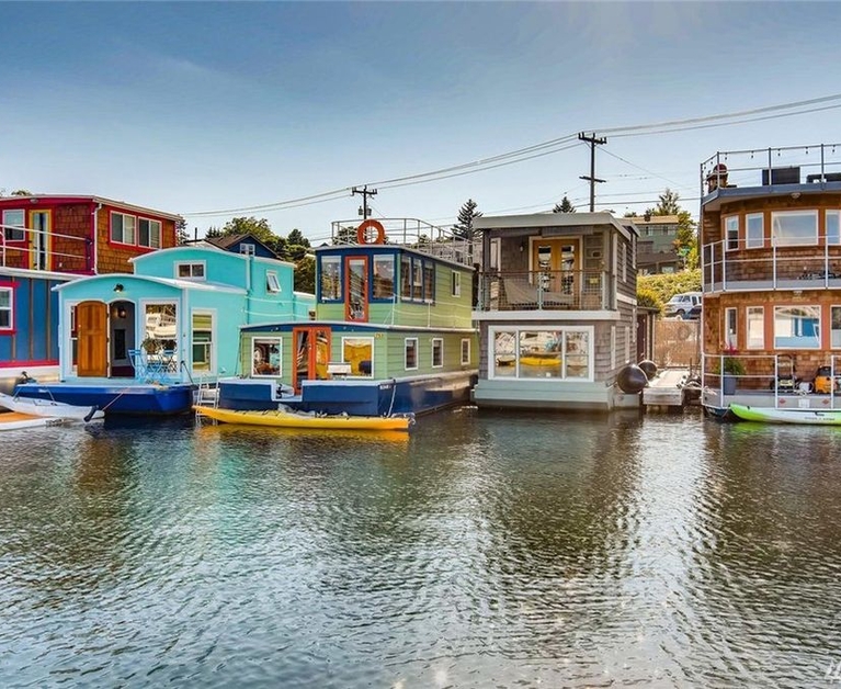 This Tiny Houseboat in Seattle Is Absolutely Adorable