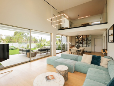 ULTA LUXURIOUS MAISONETTE WITH GARDEN AND HEATED SWIMMING POOL IN ELLINIKO, GREECE