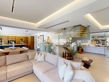 MOVE-IN READY OASIS NEAR THE BEACH AND HEART OF VARKIZA