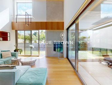 ULTA LUXURIOUS MAISONETTE WITH GARDEN AND HEATED SWIMMING POOL IN ELLINIKO, GREECE